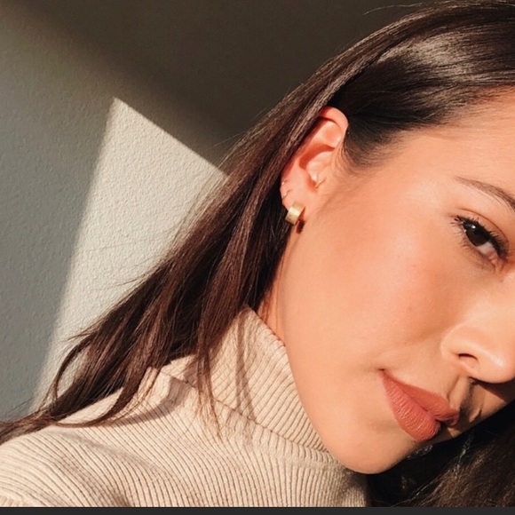 Mejuri Gold Vermeil Boyfriend Mini Hoop Earrings - Picture 3 of 4